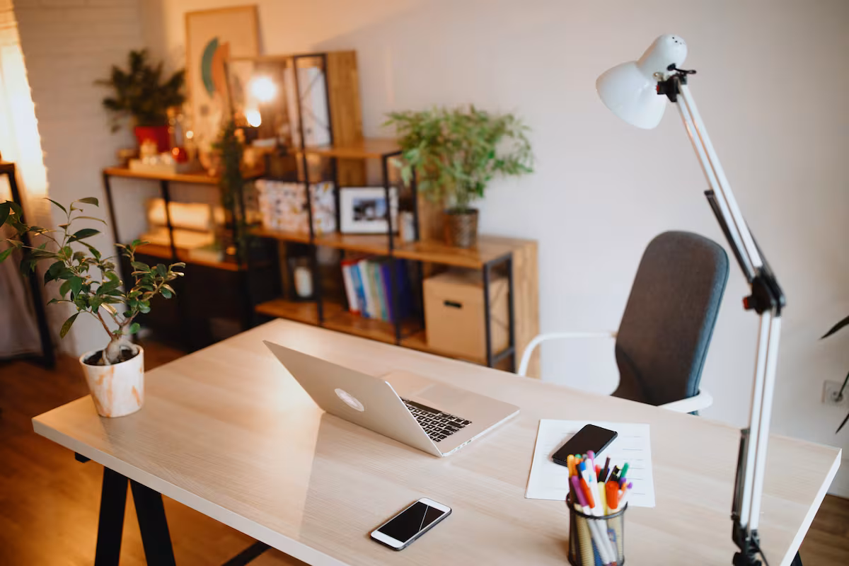 Análisis integral del diseño ergonómico y normativo para el teletrabajo en Chile: Guía técnica de sillas de oficina para espacios reducidos en el contexto habitacional de 2026