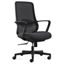 Vista diagonal de silla de oficina negra con diseño moderno para home office y base giratoria con ruedas.