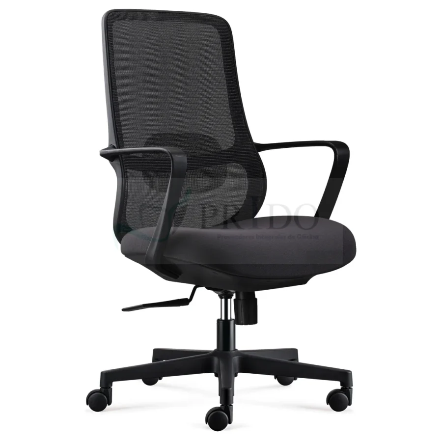 Vista diagonal de silla de oficina negra con diseño moderno para home office y base giratoria con ruedas.