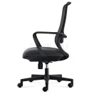 Perfil lateral de silla de oficina ergonómica con respaldo curvo de malla y reposabrazos integrados.