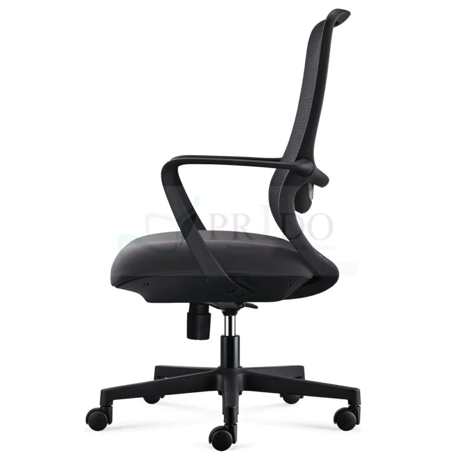 Perfil lateral de silla de oficina ergonómica con respaldo curvo de malla y reposabrazos integrados.