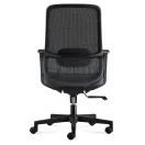 Vista posterior de silla de oficina ergonómica negra con respaldo de malla y soporte lumbar ajustable.