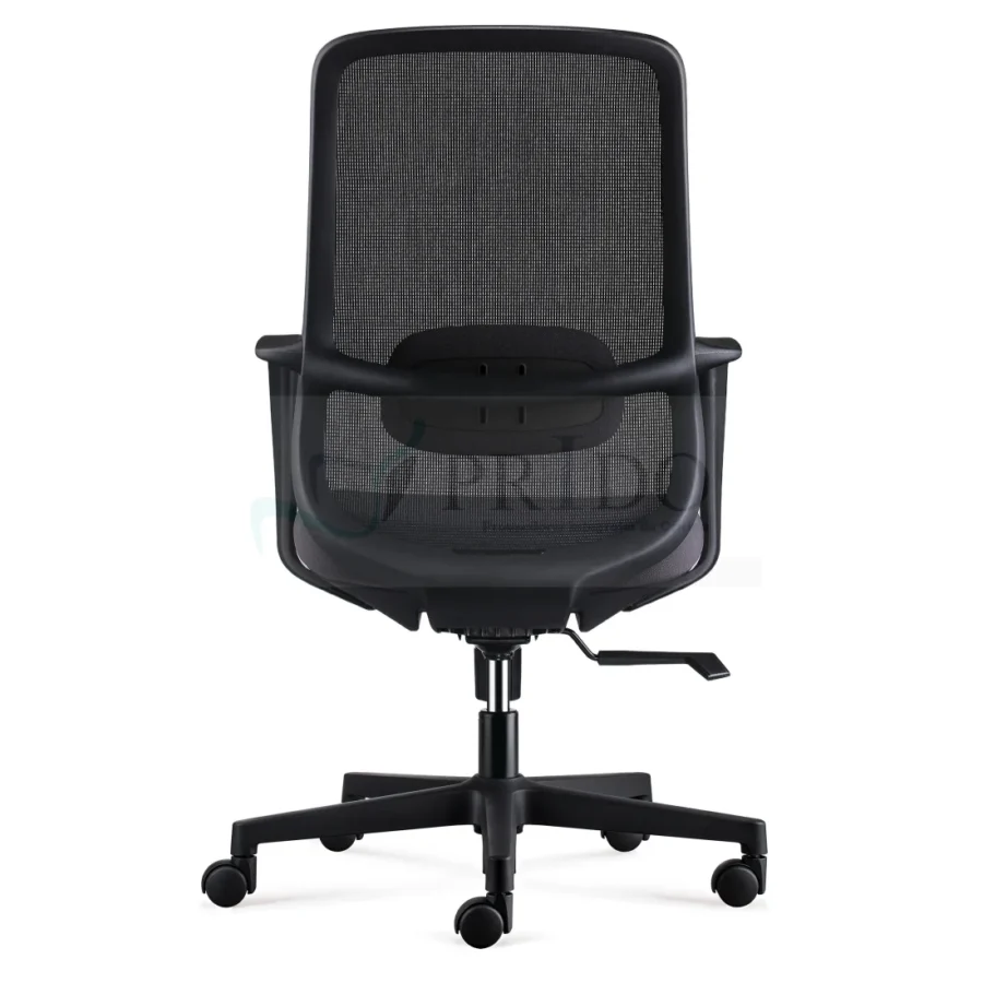 Vista posterior de silla de oficina ergonómica negra con respaldo de malla y soporte lumbar ajustable.