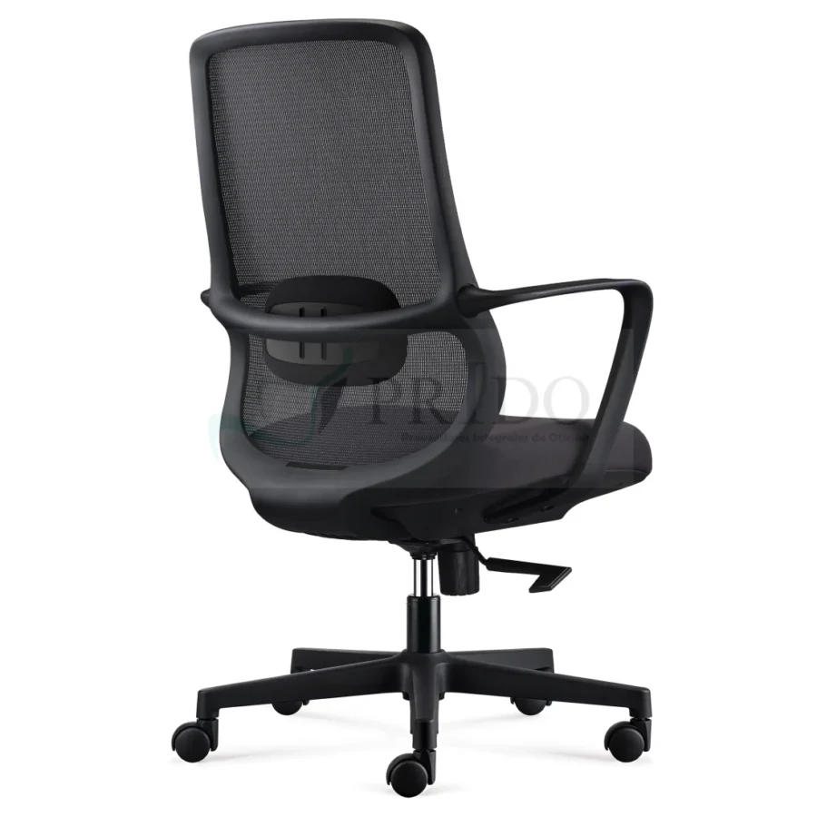 Silla de oficina negra con respaldo de malla y ruedas en ángulo de tres cuartos desde atrás.