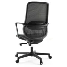 Vista trasera simétrica de silla de oficina con estructura negra, respaldo de malla y base de cinco puntas.