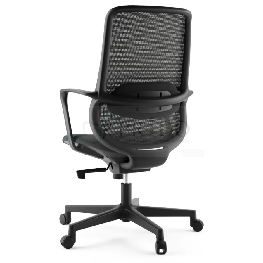 Vista trasera simétrica de silla de oficina con estructura negra, respaldo de malla y base de cinco puntas.
