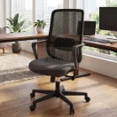 Silla de oficina giratoria con soporte lumbar en oficina moderna iluminada frente a escritorio con computadora.