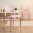 Silla plástica infantil color rosado con diseño moderno y respaldo con abertura rectangular, estructura ligera y patas rectas, ubicada en una habitación luminosa con muebles blancos, juguetes de madera y decoración minimalista. Ideal para espacios educativos, salas de juego o mobiliario infantil en Chile.