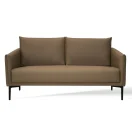 Sofá moderno de 2 cuerpos color café taupe con cojines rectangulares y estructura compacta, patas de metal negro y acabado elegante, aislado sobre fondo blanco, perfecto para espacios de oficina contemporáneos.