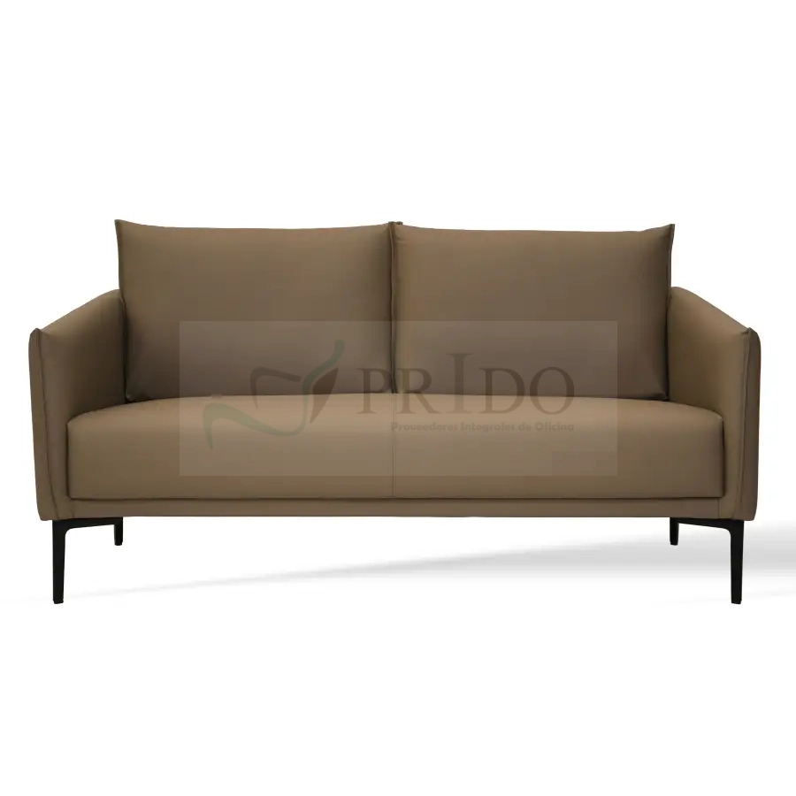 Sofá moderno de 2 cuerpos color café taupe con cojines rectangulares y estructura compacta, patas de metal negro y acabado elegante, aislado sobre fondo blanco, perfecto para espacios de oficina contemporáneos.