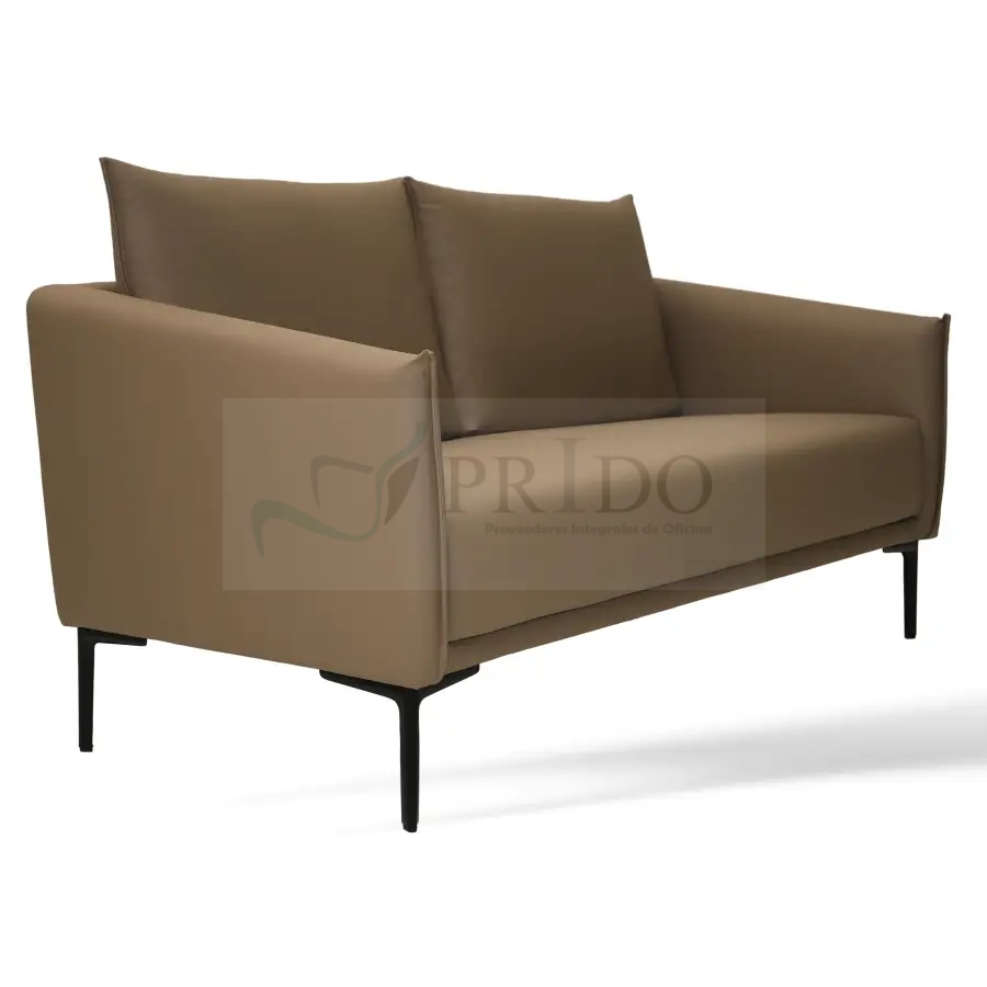 Sofá de oficina estilo moderno en tono café claro visto en ángulo lateral, con tapiz liso tipo cuero, respaldo acolchado y patas metálicas negras, diseño minimalista ideal para recepción o sala de reuniones.