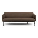 Sofá de tres cuerpos tapizado en tela café con líneas limpias y asiento continuo, patas metálicas negras y diseño minimalista, ideal para espacios de trabajo, recepción o living moderno en Chile.