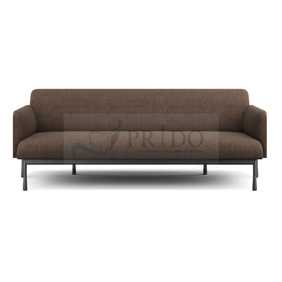 Sofá de tres cuerpos tapizado en tela café con líneas limpias y asiento continuo, patas metálicas negras y diseño minimalista, ideal para espacios de trabajo, recepción o living moderno en Chile.