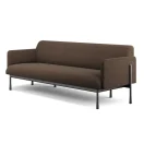 Sofá moderno de 3 cuerpos en tela café con apoyabrazos rectos y estructura metálica negra, diseño contemporáneo elegante para living u oficina ejecutiva, vista en perspectiva sobre fondo neutro.