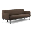 Sofá moderno de 3 cuerpos en tela café con apoyabrazos rectos y estructura metálica negra, diseño contemporáneo elegante para living u oficina ejecutiva, vista en perspectiva sobre fondo neutro.