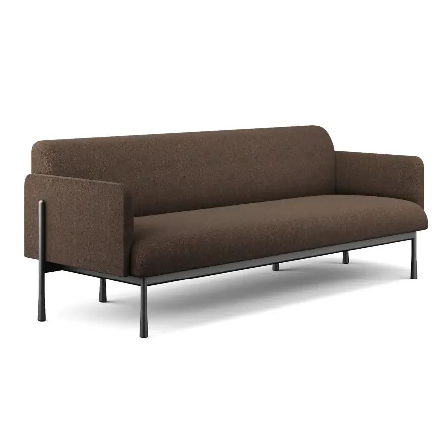Sofá moderno de 3 cuerpos en tela café con apoyabrazos rectos y estructura metálica negra, diseño contemporáneo elegante para living u oficina ejecutiva, vista en perspectiva sobre fondo neutro.