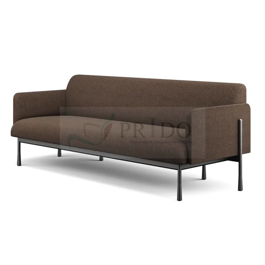 Sofá moderno de 3 cuerpos en tela café con apoyabrazos rectos y estructura metálica negra, diseño contemporáneo elegante para living u oficina ejecutiva, vista en perspectiva sobre fondo neutro.