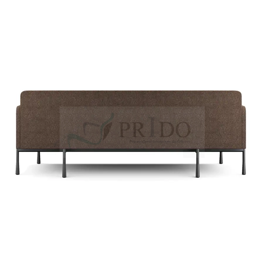 Sofá de tres cuerpos tapizado en tela color café oscuro con diseño minimalista y respaldo recto, estructura elevada con patas metálicas negras delgadas, ideal para oficinas modernas y salas de espera en Chile, aislado sobre fondo blanco.