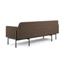 Sofá contemporáneo de 3 cuerpos en tela color café con respaldo alto y estructura metálica negra, diseño sobrio y elegante visto desde ángulo posterior, perfecto para oficinas o salas de reunión modernas.