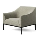 Butaca moderna tapizada en tela texturizada gris con diseño envolvente y base metálica negra, ideal para espacios de descanso en oficinas, salas de reuniones o áreas lounge.