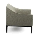 Butaca ergonómica de una plaza con respaldo inclinado y apoyabrazos integrados, tapizada en tela gris y patas metálicas negras, ideal para oficinas, recepciones o espacios de espera.