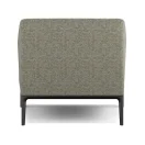 Sillón individual tapizado en tela gris verdosa con respaldo envolvente y patas metálicas negras, diseño moderno ideal para salas de espera, oficinas ejecutivas o espacios cowork en Chile.