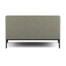 Vista trasera de sofá de oficina moderno de dos cuerpos en color beige, tapizado en tela texturizada, con respaldo recto y patas metálicas negras delgadas, diseño minimalista ideal para salas de espera y espacios corporativos en Chile.