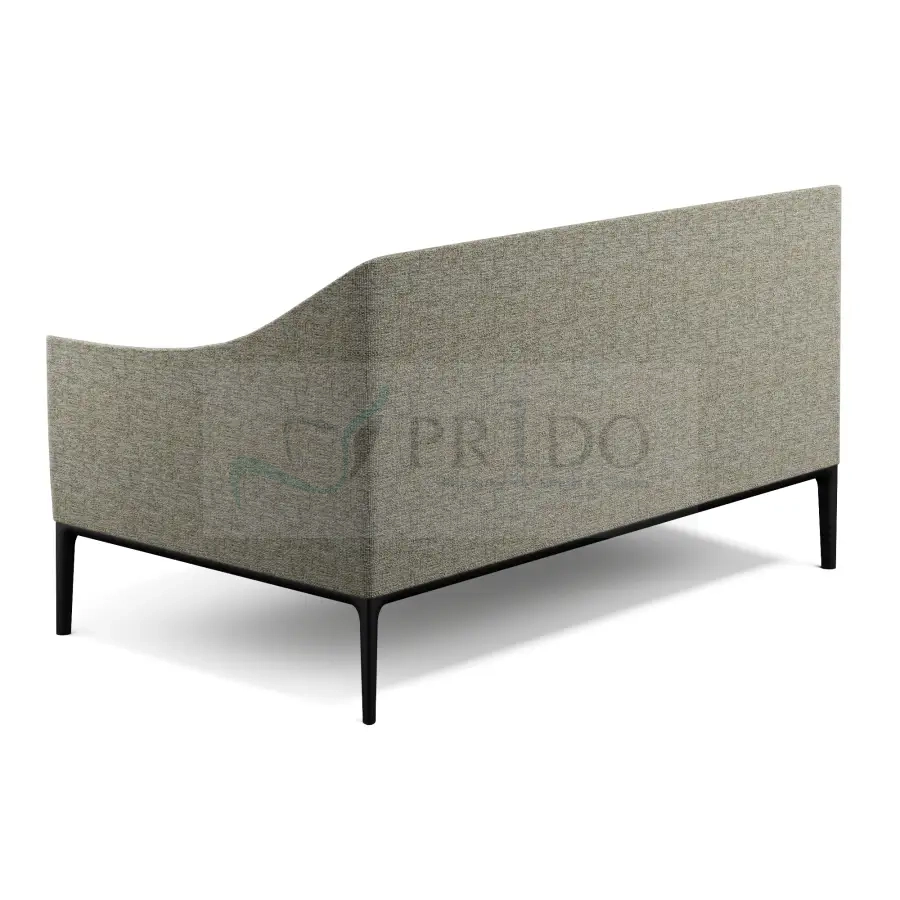 Vista posterior lateral de sofá de dos cuerpos en tela beige, diseño envolvente con líneas curvas y estructura sobre patas negras metálicas, ideal para ambientes de oficina modernos en Chile.