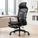 Silla ejecutiva ergonómica Opus negra con respaldo de malla, apoyacabeza, reposabrazos y ruedas, ubicada en oficina moderna con escritorio y ventanal.
