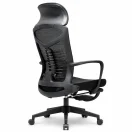Vista trasera lateral de silla ejecutiva Opus negra con estructura ergonómica, respaldo de malla, soporte lumbar ajustable y base giratoria con ruedas.