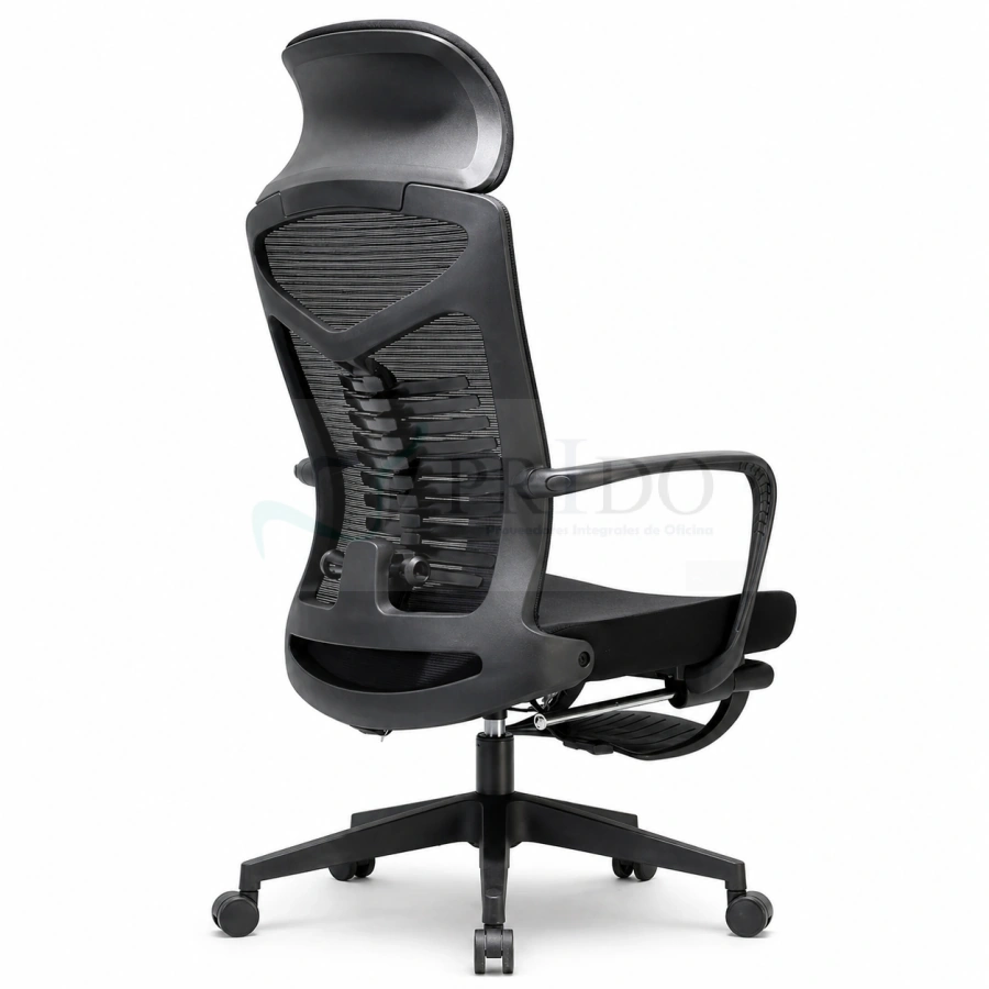Vista trasera lateral de silla ejecutiva Opus negra con estructura ergonómica, respaldo de malla, soporte lumbar ajustable y base giratoria con ruedas.
