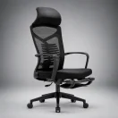 Silla de oficina ejecutiva Opus negra en vista tres cuartos, con respaldo alto de malla, soporte lumbar, apoyacabeza acolchado y base con ruedas.
