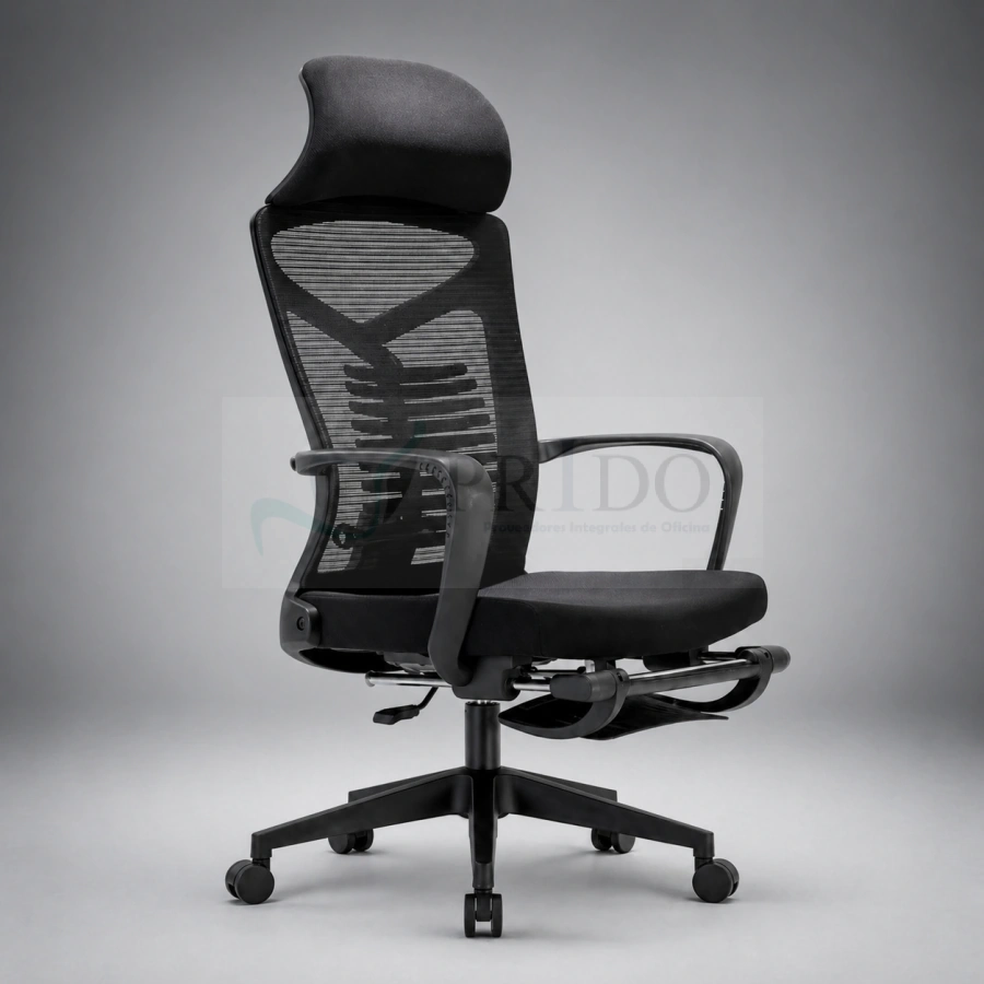 Silla de oficina ejecutiva Opus negra en vista tres cuartos, con respaldo alto de malla, soporte lumbar, apoyacabeza acolchado y base con ruedas.
