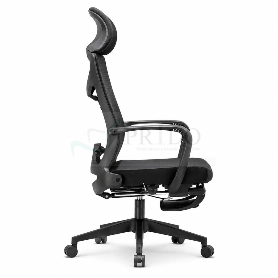 Vista trasera lateral de silla ejecutiva Opus negra con estructura ergonómica, respaldo de malla, soporte lumbar ajustable y base giratoria con ruedas.