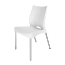 Silla ergonómica blanca para oficina o comedor, con respaldo curvo y asiento anatómico, abertura decorativa en el respaldo y patas metálicas inclinadas color aluminio, vista en ángulo que resalta su diseño contemporáneo y versatilidad en ambientes modernos en Chile.