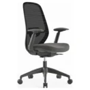 Silla ejecutiva Budi negra sin cabecero con brazos 4D, vista tres cuartos - Prido