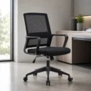 Silla de computador Dynamic en malla negra en oficina moderna