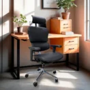 Silla Ergohuman Ultra Cuero de cuero negro en escritorio, ambientada - Prido