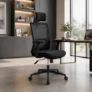Silla de escritorio Ergomix en malla negra en oficina moderna