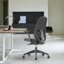 Silla ejecutiva Slim en malla negra en una oficina moderna