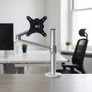 Soporte Atlas Single articulado en escritorio de oficina