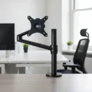 Soporte de monitor Atlas Single negro con base de prensa