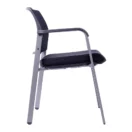 Vista lateral de silla de visita Mirror con respaldo de malla, asiento acolchado negro y estructura de acero gris.