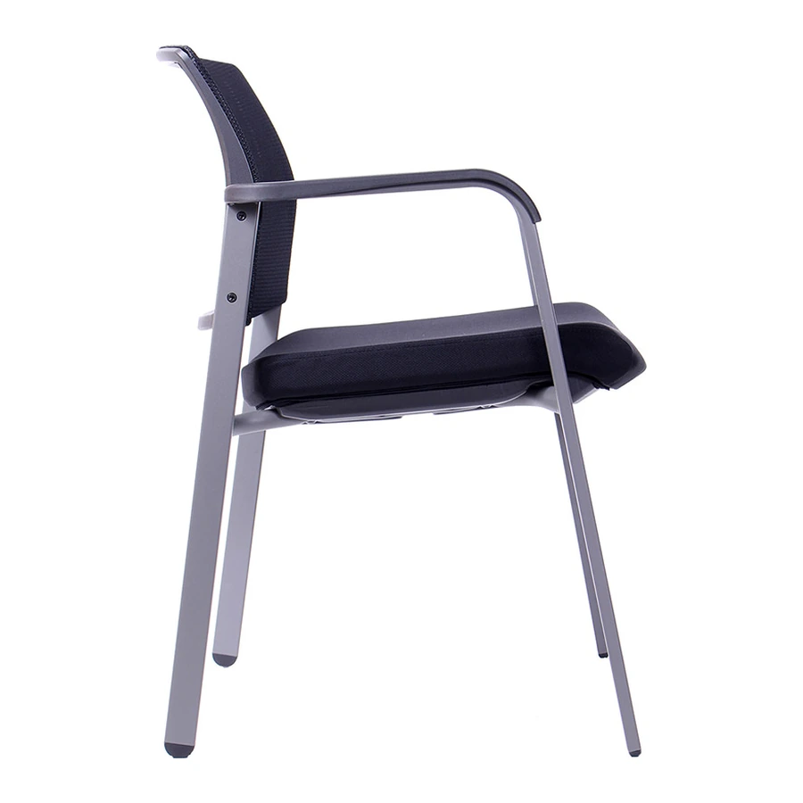 Vista lateral de silla de visita Mirror con respaldo de malla, asiento acolchado negro y estructura de acero gris.