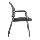 Vista lateral de silla de visita Soul con respaldo de malla, asiento acolchado negro y estructura tubular negra.