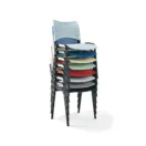 Colores disponibles de la Silla Visita Spring Polipropileno apiladas: negro y azul.