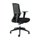 Silla ejecutiva Big Boss negra vista tres cuartos con respaldo de malla y base de cinco ruedas