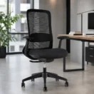 Silla Ejecutiva Maihue negra de malla en una oficina moderna junto a un escritorio de madera
