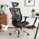 Silla ergonómica Karatza en ambiente de home office con apoyapiés desplegado