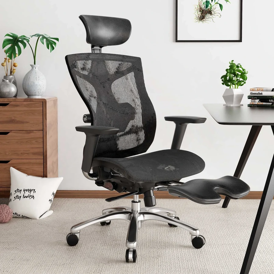 Silla ergonómica Karatza en ambiente de home office con apoyapiés desplegado
